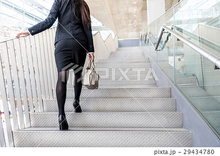 階段を登る女性の写真素材