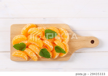 slices of fresh tangerine 29435333