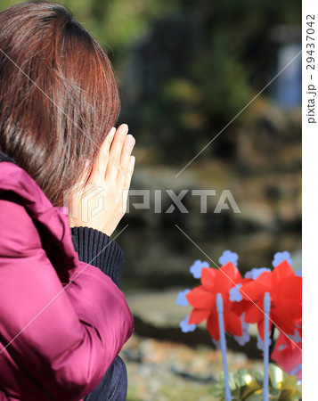お墓参り 手を合わせる女性 お墓参り 手を合わせる女性 29437042