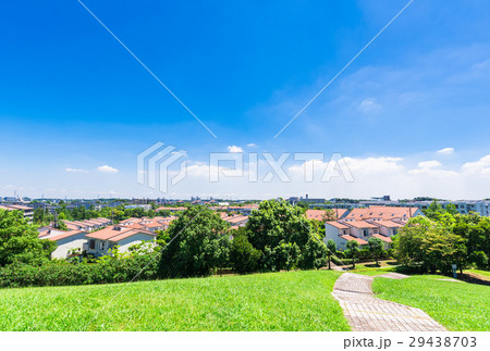 青空が広がる住宅街 29438703