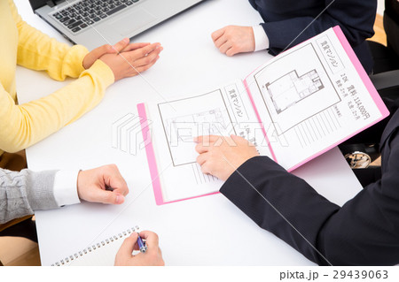 不動産屋さん　賃貸マンション　説明員　物件紹介　家探し　写真素材　お客様　ボディーパーツ 29439063