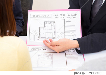 不動産屋さん　賃貸マンション　説明員　物件紹介　家探し　写真素材　お客様　ボディーパーツ 29439068
