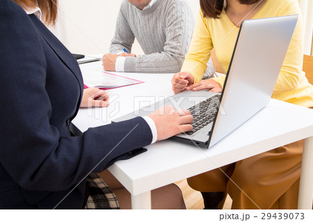 不動産屋さん　賃貸マンション　説明員　物件紹介　家探し　写真素材　お客様　ボディーパーツ 29439073