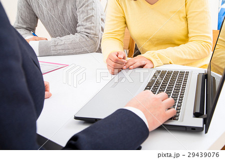 不動産屋さん　賃貸マンション　説明員　物件紹介　家探し　写真素材　お客様　ボディーパーツ 29439076