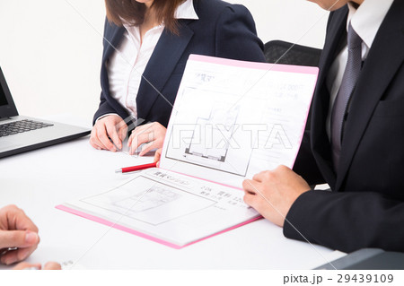 独身男性　不動産屋さん　賃貸マンション　説明員　物件紹介　家探し　写真素材　お客様　ボディーパーツ 29439109