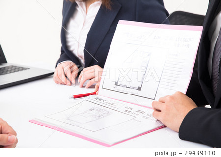 独身男性　不動産屋さん　賃貸マンション　説明員　物件紹介　家探し　写真素材　お客様　ボディーパーツ 29439110