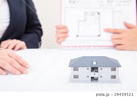 不動産屋　男性　マイホーム計画　住宅相談　消費増税前駆け込み需要　コピースペース　物件紹介 29439521