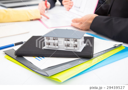 不動産屋　男性　マイホーム計画　住宅相談　消費増税前駆け込み需要　コピースペース　物件紹介 29439527