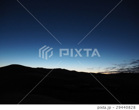 砂漠の夜明け(日の出まであと少し) 砂漠の夜明け(日の出まであと少し) 29440828