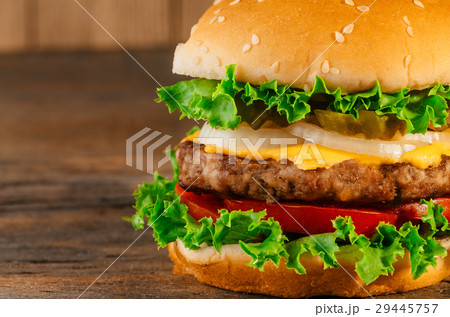 Homemade hamburger with fresh vegetables Homemade hamburger with fresh vegetables 29445757