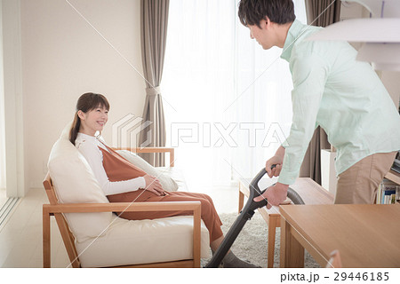 家事に協力的な夫と妊婦 家事に協力的な夫と妊婦 29446185