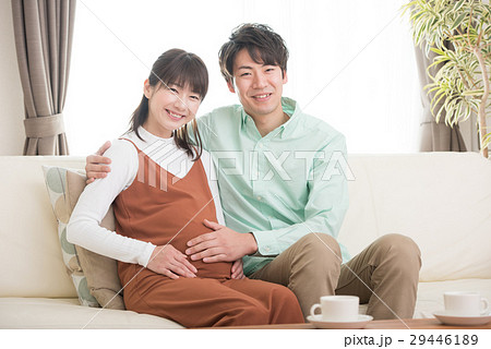 妊婦に寄り添う夫 29446189