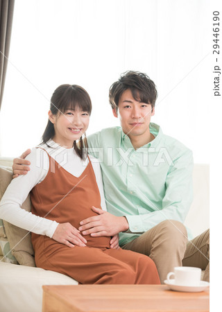 妊婦に寄り添う夫 29446190
