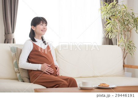 居間でくつろぐ妊婦 29446191