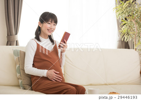 スマホを見る妊婦 29446193