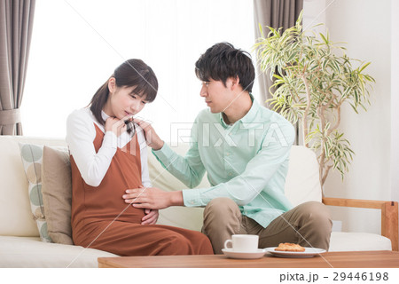 悪阻の妊婦を心配する夫 29446198
