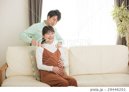 妊婦の肩を揉む夫 29446201