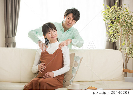妊婦の肩を揉む夫 29446203