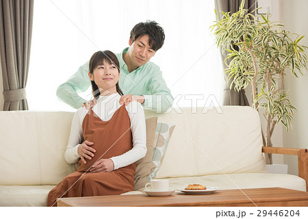 妊婦の肩を揉む夫 29446204