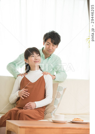 妊婦の肩を揉む夫 妊婦の肩を揉む夫 29446205