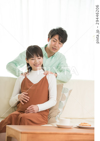 妊婦の肩を揉む夫 29446206