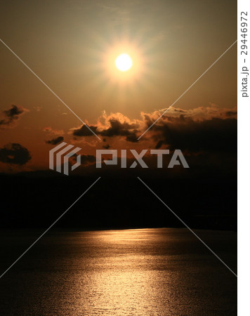諏訪湖と夕日 29446972