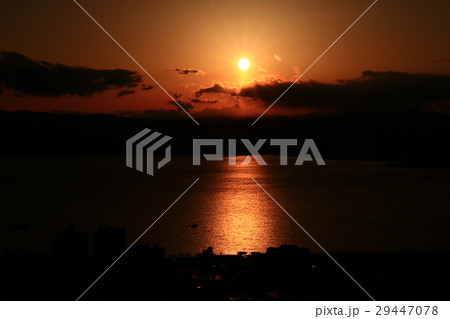 諏訪湖と夕日 29447078