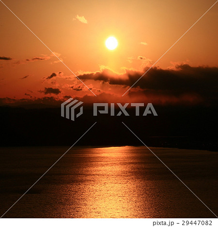 諏訪湖と夕日 29447082