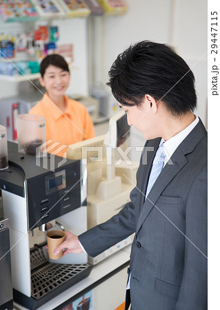 ビジネスマン(コンビニ-コーヒー) ビジネスマン(コンビニ-コーヒー) 29447115