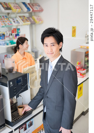 ビジネスマン（コンビニ-コーヒー） 29447117