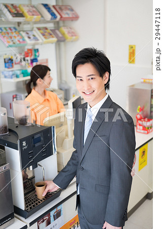 ビジネスマン（コンビニ-コーヒー） 29447118