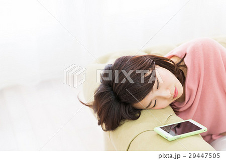 眠る女性とスマホ 眠る女性とスマホ 29447505