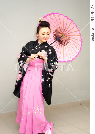 beautiful geisha in traditional japanese kimono 29449027