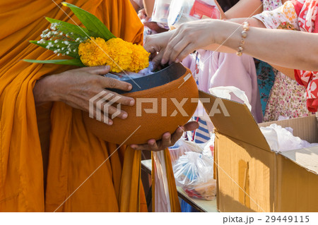 Buddhist monk while stand in a row waiting people 29449115