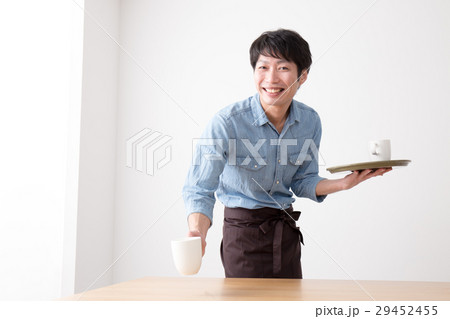 男性 カフェ店員の写真素材