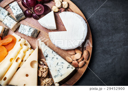 Assorted cheese with fruits and grapes  29452900