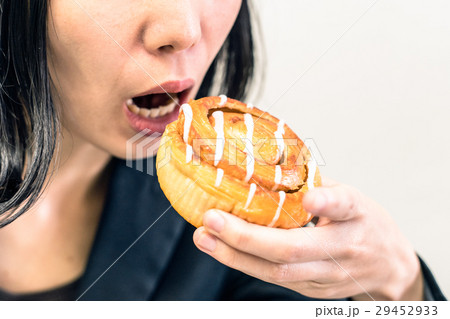 シナモンロールを食べる女性 シナモンロールを食べる女性 29452933