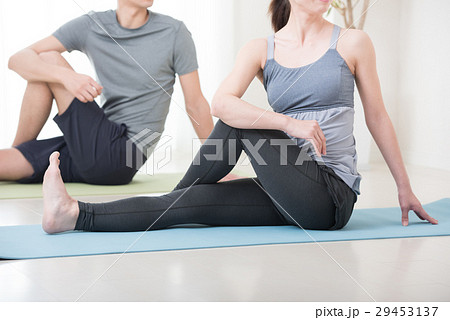 ヨガをする若い男女 29453137