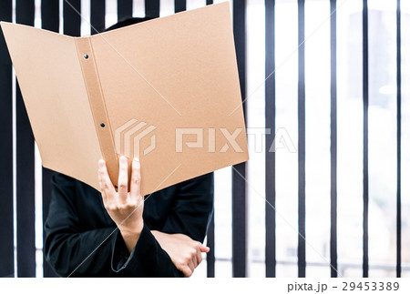 資料を読む女性 29453389