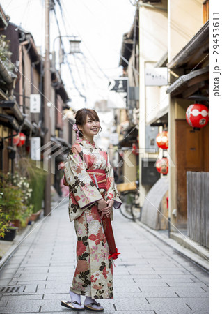 京都府京都市東山区祇園町の花見小路を散策する着物姿の笑顔の若い女性 29453611