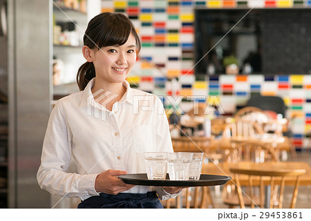 レストラン カフェ ウェイトレス イメージの写真素材