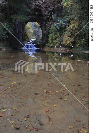 晩秋の清水渓流公園内、亀岩の洞窟 晩秋の清水渓流公園内、亀岩の洞窟 29454462