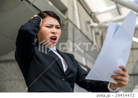書類を見る女性 29454472