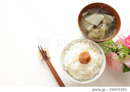 梅干しごはんと味噌汁の写真素材