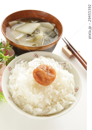 梅干しごはんと味噌汁の写真素材