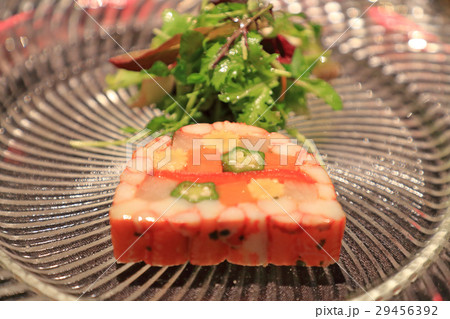 おいしい本ズワイガニと野菜の前菜 29456392