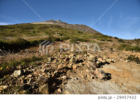 那須岳登山道からみる茶臼岳 那須岳登山道からみる茶臼岳 29457432