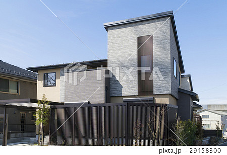 住宅 デザイン住宅 イメージ 青空 縦格子目隠しフェンス の写真素材