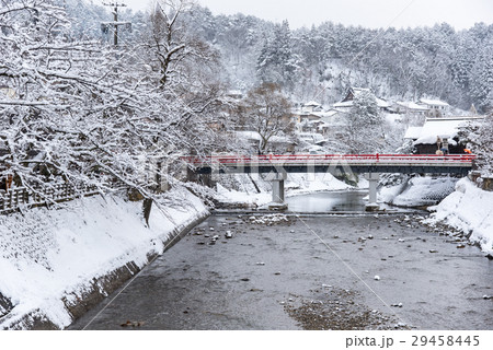 岐阜県　飛騨高山を代表する風景　赤い中橋 29458445