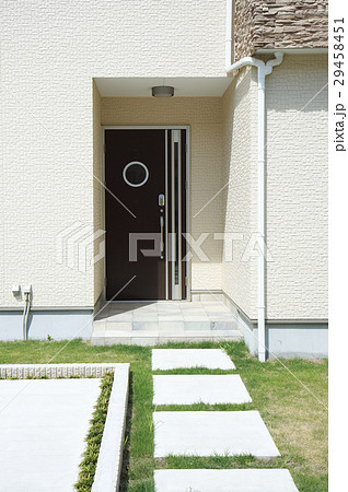 デザイン住宅 外構デザイン 玄関アプローチ 芝生と飛び石の写真素材